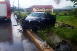FOTO/ UPDATE: Accident rutier în Alba Iulia – Un şofer şi-a făcut praf maşina, după ce a pierdut controlul şi a ieşit de pe carosabil