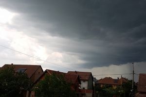 COD PORTOCALIU: Averse torenţiale, vijelie şi grindină de dimensiuni mici, în câteva localităţi din Bihor