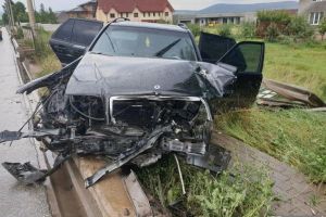 FOTO/ VIDEO/ UPDATE: Accident rutier în Alba Iulia – Un şofer şi-a făcut praf maşina, după ce a pierdut controlul şi a ieşit de pe carosabil