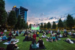 Teatru de păpuşi şi cinema în aer liber, în Iulius Parc