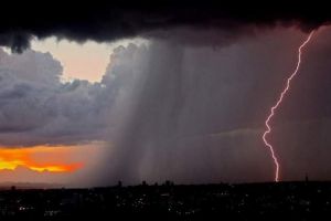 „COD ROŞU” de grindină, vijelii şi ploi torenţiale în judeţul Galaţi