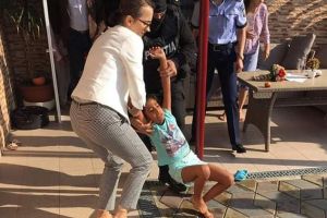 VIDEO ȘOCANT Fetiţă de nouă ani luată cu mascaţii pentru a fi adoptată. ”Mami, nu vreau să plec!”