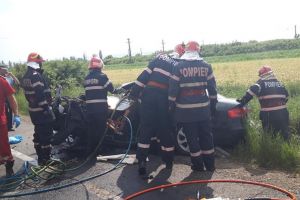 FOTO Tragedie! Șofer din Botoşani implicat într-un accident mortal. Un bărbat a murit, iar un copil a fost rănit
