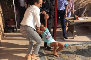 VIDEO Fetiţă luată cu mascaţii de la cei care aveau grijă de ea – Scandalul face înconjurul României