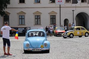 Raliu fără frontiere: 34 de maşini de epocă străbat Bihorul în weekend. Între ele, un Peugeot de 90 de ani şi o Dacia câştigată în 1983 la CEC (FOTO / VIDEO)