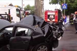 Accident in Ploiesti, pe strada Nicolae Balcescu. Un sofer a intrat cu masina in stalp