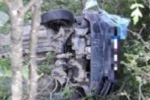 S-a răsturnat cu maşina într-o prăpastie de la 8 metri înălţime!