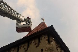 FOTO Se prăvăleşte Turnul Olarilor de pe Cetăţii. Pompierii au luat măsuri
