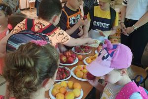 Circa 400 de kg de fructe proaspete, servite copiilor care au vizitat expoziţia de benzi ...