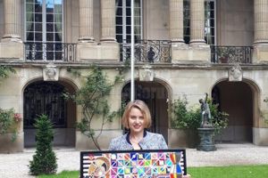 Cadoul oferit de suceveanca Mădălina Hostiuc, stabilită în Germania, Ambasadei României la ...