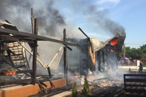 Pensiune din judetul Tulcea distrusa de flacari. Turisti evacuati. Forte impresionante la interventie