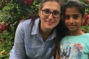 Fetiţa luată cu forţa din casa asistentului maternal a ajuns la noua familie. Cum se adaptează