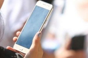 Copii sănătoşi în era digitală. Cum poate afecta telefonul mobil postura copilului