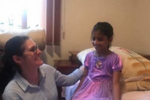 Ce face fetiţa din Baia de Aramă alături de noii săi părinţi