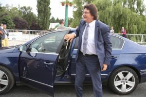 Robu suferă şi el din cauza locurilor de parcare: Eu, primarul oraşului, plimb pubelele ca să fac loc