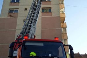 Intervenţie la înălţime pentru înlăturarea tencuielii desprinse de pe un bloc