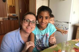 FOTO Imagini cu fetiţa din Baia de Aramă alături de noua familie – Ce spune avocatul