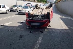 Maşină cu roţile în sus sub Pasajul Popa Șapcă