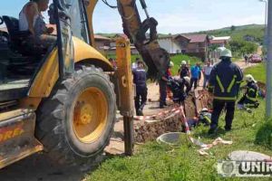 UPDATE FOTO, VIDEO| Persoană conştientă, surprinsă sub un mal de pământ la Ciugud. Intervin pompierii cu descarcerarea, Container Multirisc, ASAS şi TIM