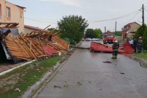 Alerta la Castelu, judetul Constanta. Acoperisul scolii din localitate, luat de vant. Intervin pompierii (galerie foto) 