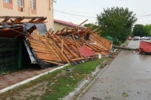 Cod portocaliu de manifestări meteo extreme, la Constanţa. Acoperişul unei şcoli, smuls de vântul puternic