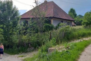 REPORTAJ/ Satul din România unde mai trăiesc doar doi oameni şi care ascunde ceva unic în Europa (GALERIE FOTO)