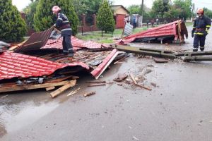 Acoperişul unei şcoli, smuls de vântul puternic