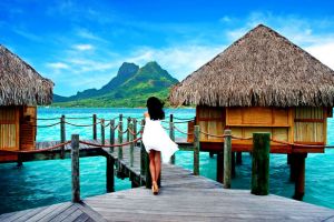 Povestea româncei cu cea mai uşoară viaţă din lume: are 40 de ani, o avere de 700 de milioane de euro şi locuieşte pe o insulă