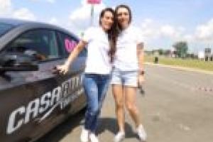 [FOTO] Combinaţie irezistibilă: motoare turate şi femei frumoase! Cătălina Ponor, vedeta la Women Rally!