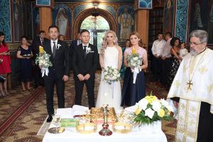 FOTO Deputatul Răzvan Rotaru, naş mare pentru a doua oară în două săptămâni. I-a ţinut lumânarea la cununia religioasă unui prieten bun de-al său