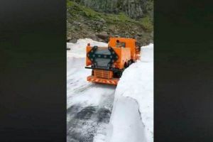 VIDEO: Imagini incredibile pe Transfăgărăşan la mijlocul lunii iunie. Zăpada viscolită pe şosea depăşeşte în unele locuri un metru jumătate înălţime