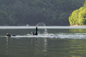 Yuppi Lake Challenge – Șapte lacuri străbătute înot pentru a strânge 49.000 de lei pentru copiii bolnavi de cancer, diabet şi boli autoimune