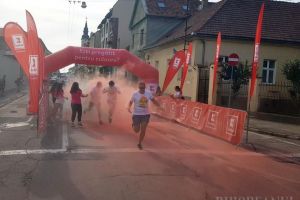 O cursă în culori. Peste o mie de orădeni au alergat prin pudră colorată la The Color Run (FOTO)