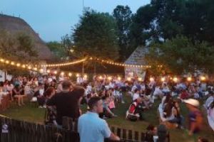 “MandrIE Maramureseana”: Lume multa la Muzeul Satului din Baia Mare, in prima seara a evenimentului (VIDEO&FOTO)