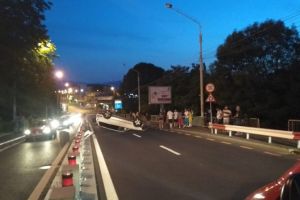 FOTO – VIDEO Maşină răsturnată pe Șoseaua Alba Iulia. Șoferul asculta manele la maxim