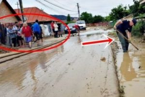 Inundaţii în Piatra-Neamţ. Pompier la muncă, înconjurat de 7 spectatori