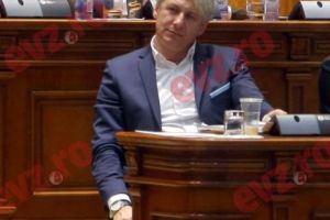 Teodorovici, descris în cei mai duri termeni după anunţul că vrea să fie succesorul lui Iohannis. „Animalul de companie al Vioricăi”
