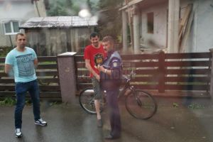 Bărbatul care a aruncat cu pietre în mocăniţa de la Moldoviţa şi a tăiat cauciucurile ...