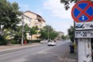 „Eu, primarul oraşului, plimb pubelele ca să fac loc de parcare!”