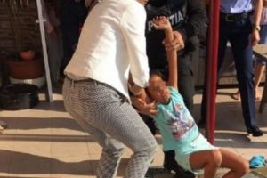 Ireal! Procuroarea care a bruscat fetiţa înfiată a făcut scandal. Motivul este incredibil