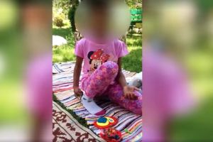 Părinţii adoptivi ai fetiţei din Baia de Aramă au publicat imagini cu ea pentru a demonstra că este bine (VIDEO)