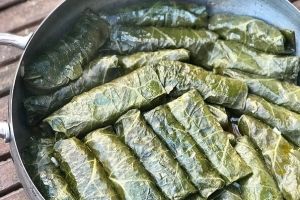 Sărmăluţe cu urdă în foi de ştevie