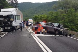 UPDATE FOTO Accident mortal la Boiţa. Masină pe contrasens lovită de un TIR