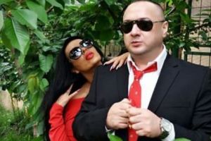 „Prinţesa ţiganilor” a încins internetul. Apariţie incendiară la o piscină de fiţe. Costumul minuscul de baie a provocat furori