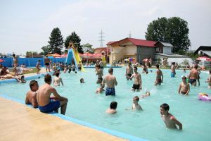 Piscină cu apă caldă şi jacuzzi, la Ștrandul Iţcani