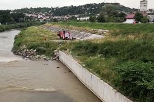 FOTO. Un sătmărean s-a aruncat de pe un pod, în judeţul Cluj. Căutat de pompieri