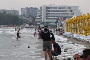 Sondaj de opinie:  Se pastreaza o distanta de 5 metri intre linia apei si primul sezlong, pentru circulatie si efectuarea lucrarilor de intretinere, pe plajele de pe litoral?