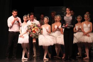 Gratie si splendoare:  Spectacolul Lacul lebedelor“, jucat in premiera in orasul Ovidiu, pe scena amenajata pe lacul Siutghiol (galerie foto)