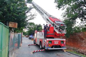 VIDEO FOTO – Intervenţie în centrul Sibiului. Cad bucăţi de pe acoperişul unei clădiri