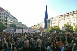 Proteste de amploare la Praga. 250.000 de manifestanţi au cerut demisia premierului Cehiei